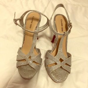 Gianni Bini size 8 Silver Heels